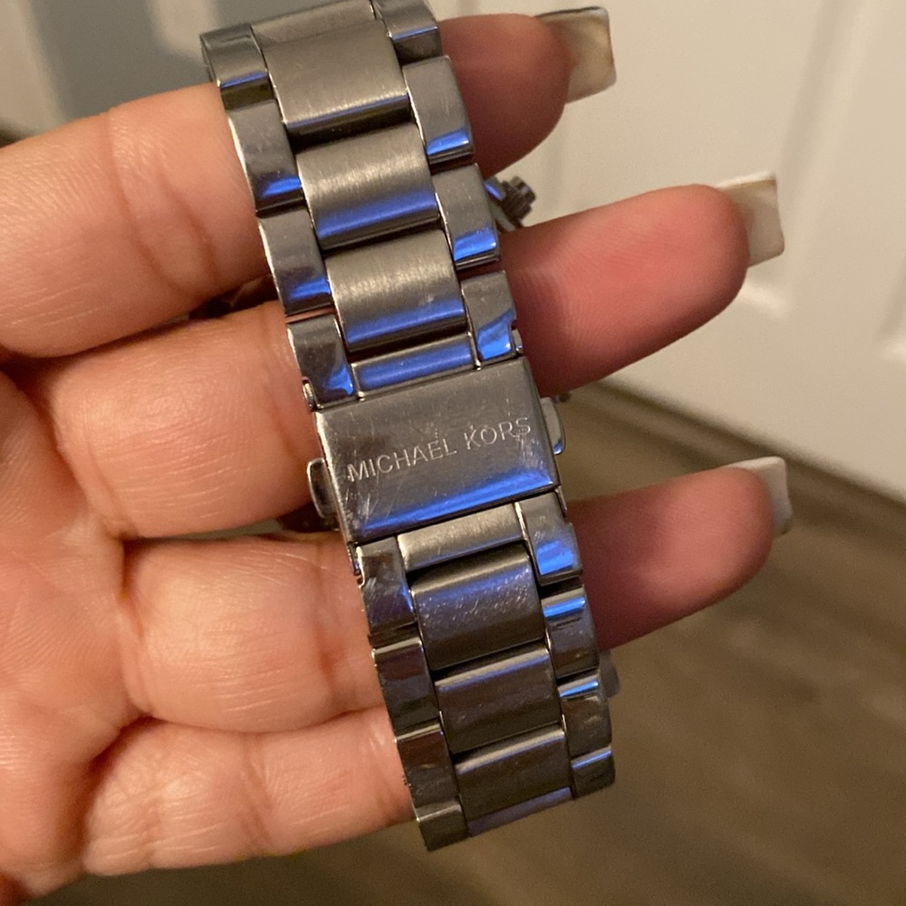 Micheal Kors Sliver with Crystal watch 39MM - Picture 5 of 10